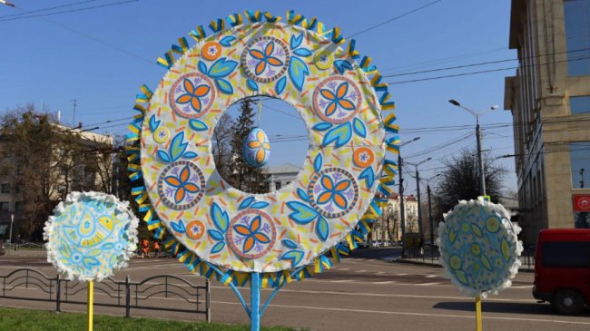 Центр Луцька прикрасили до Великодня. ФОТО