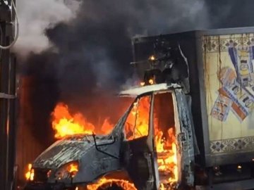 У Києві раптово загорілася вантажівка: вогонь перекинувся на харчовий ринок. ВІДЕО