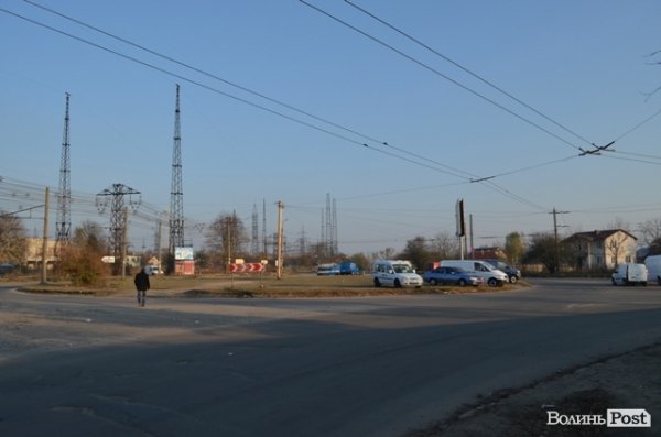 Чому на луцькому авторинку паркуються хаотично. ФОТО. ВІДЕО