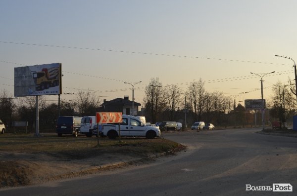 Чому на луцькому авторинку паркуються хаотично. ФОТО. ВІДЕО