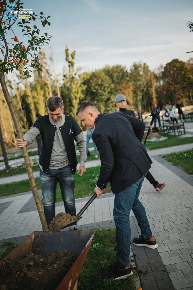 Жовтий дим, супергерої і райські яблука: як на «Супернові» святкували День сусіда. ФОТО*