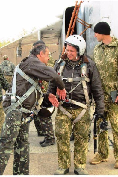 Віськовий льотчик, підполковник Ошкало Валерій Миколайович і командир 7-ї бригади тактичної авіації (аеродром Старокостянтинів у Хмельницькій області), військовий льотчик 1-го класу, полковник Коваленко Микола Миколайович після польоту