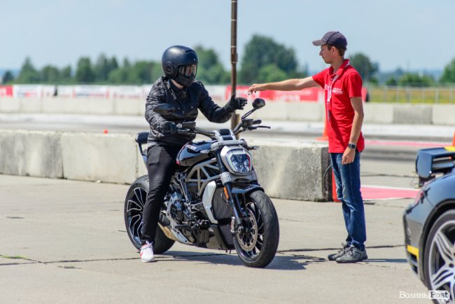У Луцьку стартували видовищні змагання дрег-рейсерів. ФОТО