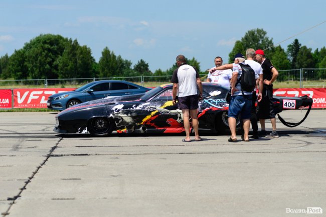 У Луцьку стартували видовищні змагання дрег-рейсерів. ФОТО