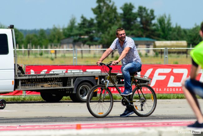 У Луцьку стартували видовищні змагання дрег-рейсерів. ФОТО