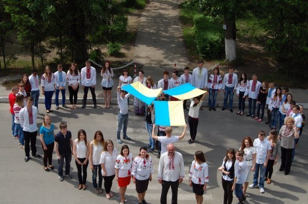 Волинські студенти організували «вишиваний» флешмоб. ФОТО