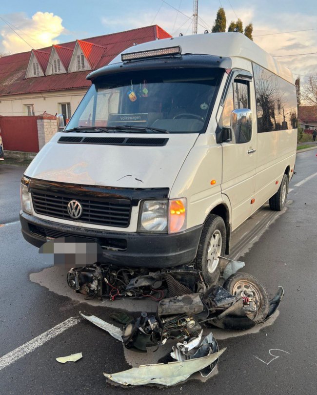 На Волині 14-річний скутерист влетів у бус: є постраждалі. ФОТО