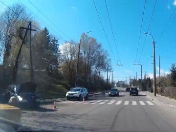 У Луцьку легковик врізався в паркан