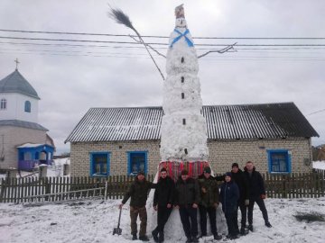 У селі на Волині зліпили 7-метрового сніговика. ФОТО