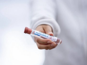 У двох осіб, що померли від ускладнень COVID-19 на Волині за останню добу, вірус виявили посмертно