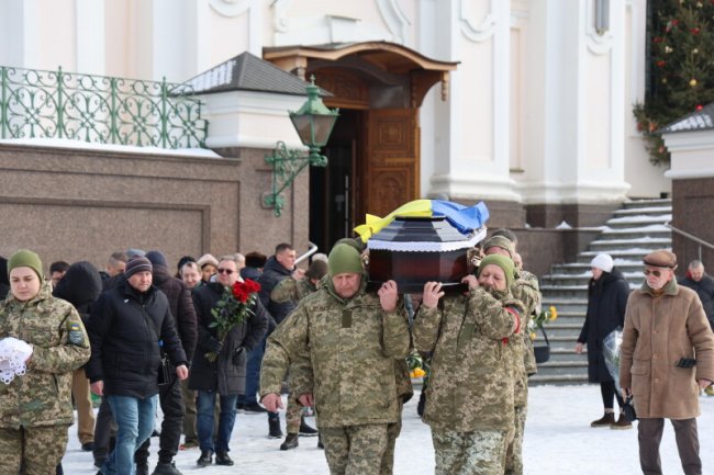 У Луцьку попрощалися з воїном Віктором Смоляром