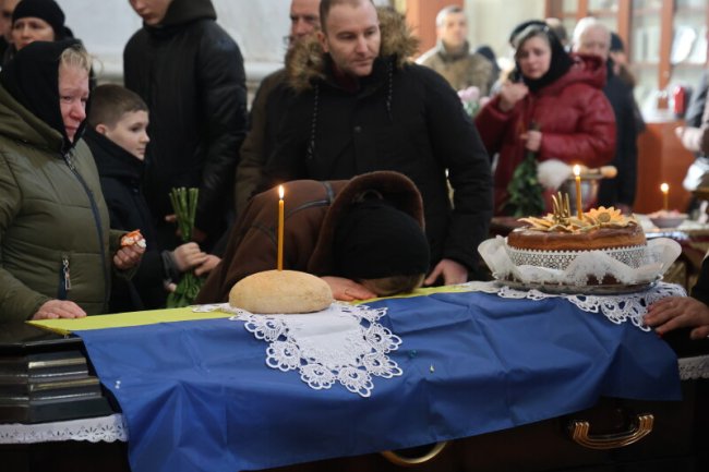 У Луцьку попрощалися з воїном Віктором Смоляром