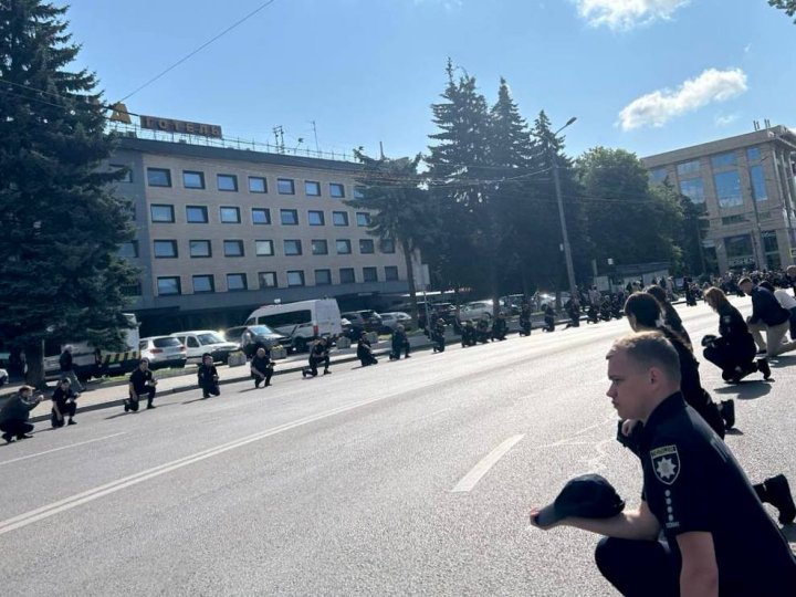 Волинські поліцейські навколішки прощалися із загиблим на фронті колегою Сергієм Тлумачем