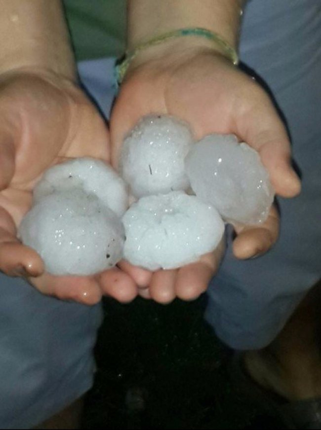 Розбиті вікна, потрощені балкони: на Житомирщині падав аномальний град