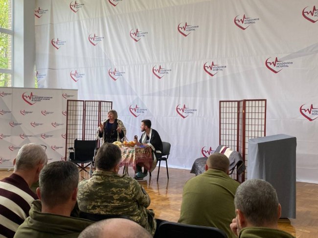 Для воїнів, які перебувають на лікуванні та реабілітації у Володимирі, показали виставу у медзакладі