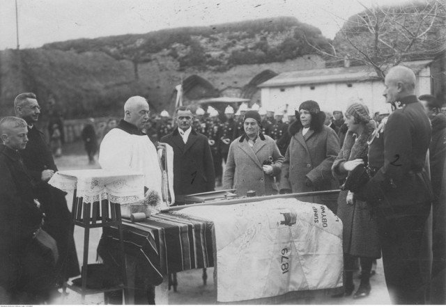 У центрі в чорному пальто стоїть Теофіл Оловінський. Церемонія освячення прапора луцьких пожежників у замку