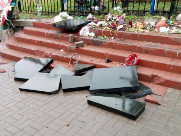 Севастополець розтрощив меморіал Небесної Сотні в Києві