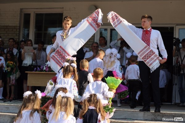 Перший дзвінок у луцькій школі пролунав із нотками суму. ФОТО