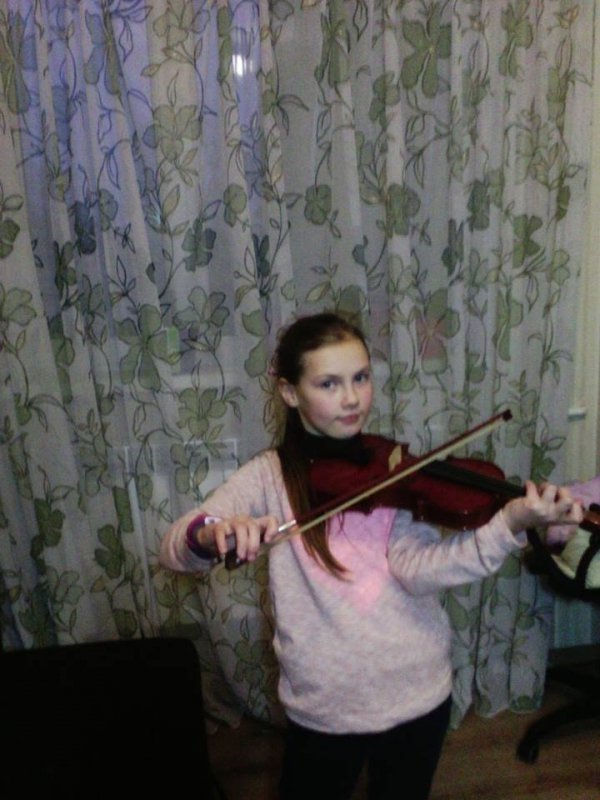 Дітям волинського Героя подарували скрипку та бандуру