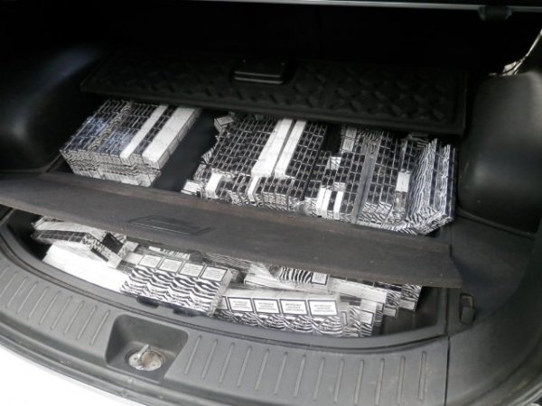 На Волині чоловік намагався незаконно перевезти 4 тисячі пачок цигарок. ФОТО