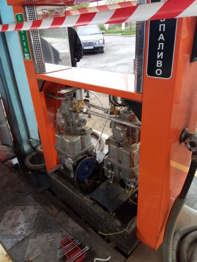 Волинські правоохоронці вилучили майже 6 тисяч літрів палива на підпільній заправці