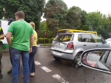 У Луцьку не поділили дорогу бус та легковик. ФОТО