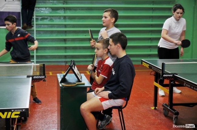 Як у Луцьку патрульні, військові і діти грали в теніс