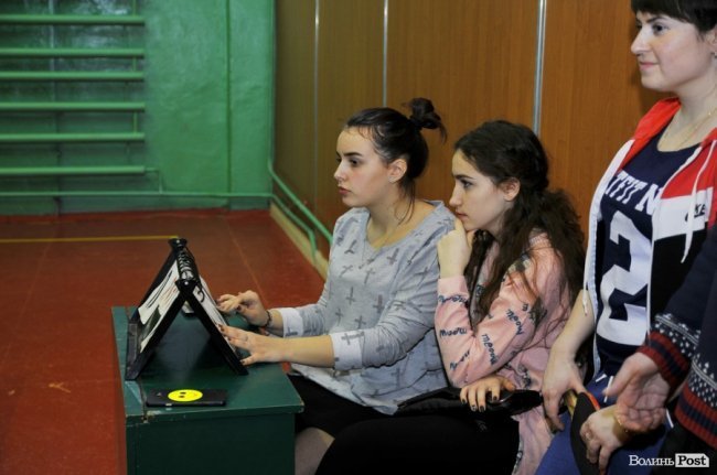 Як у Луцьку патрульні, військові і діти грали в теніс