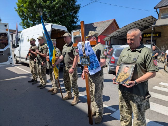 Був турботливим батьком чотирьох дітей: на Волині попрощалися з Героєм Ростиславом Шевчиком