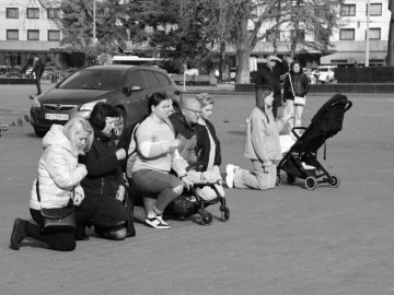 Лучани навколішки провели в останню путь Героя Романа Доманова