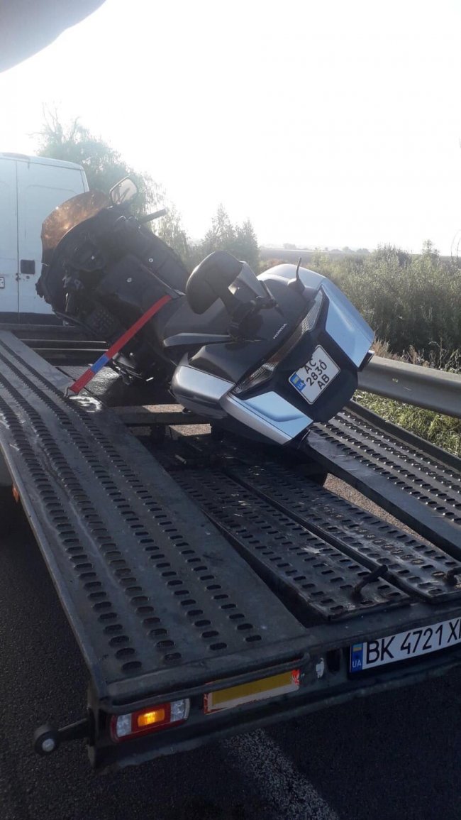 Їхав з Волині у Київ до дівчини: у кюветі знайшли травмованим мотоцикліста