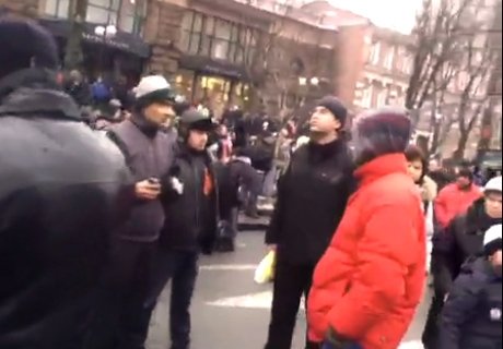 У Києві невідомі прийшли розбирати барикади Майдану. ФОТО