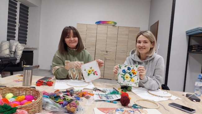 Волинянка в Польщі вчить вишивати гладдю поляків та українців