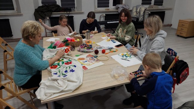 Волинянка в Польщі вчить вишивати гладдю поляків та українців