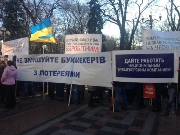 Під Радою - новий «Майдан»: зібралися близько тисячі людей. ФОТО