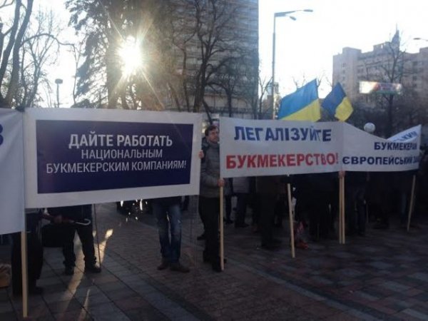 Під Радою - новий «Майдан»: зібралися близько тисячі людей. ФОТО