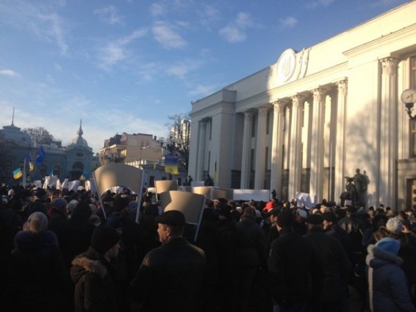 Під Радою - новий «Майдан»: зібралися близько тисячі людей. ФОТО