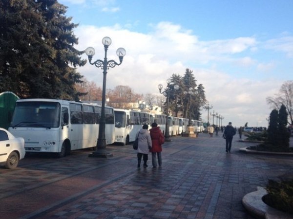 Під Радою - новий «Майдан»: зібралися близько тисячі людей. ФОТО