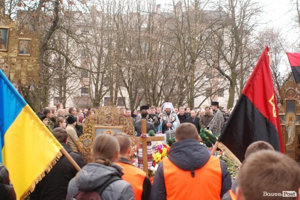 Луцьк сумує: хода до могили Героя Майдану. ФОТО
