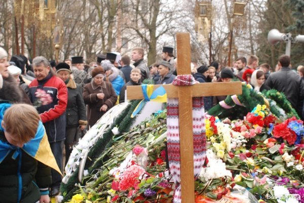 Луцьк сумує: хода до могили Героя Майдану. ФОТО