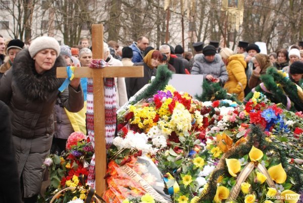 Луцьк сумує: хода до могили Героя Майдану. ФОТО