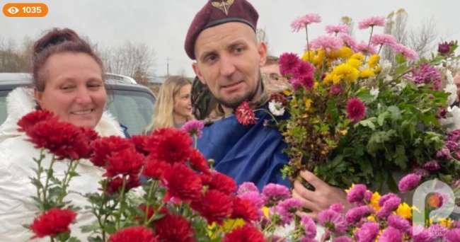 У рідному селі на Волині зустріли звільненого з полону воїна-десантника. ФОТО