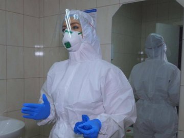 Медсестра з Луцька, яка відбирає аналізи на виявлення COVID-19, розповіла про особливості роботи і страх перед хворобою. ВІДЕО