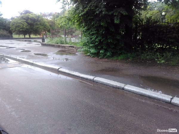 Сьогодні дощовий Луцьк. ФОТОРЕПОРТАЖ