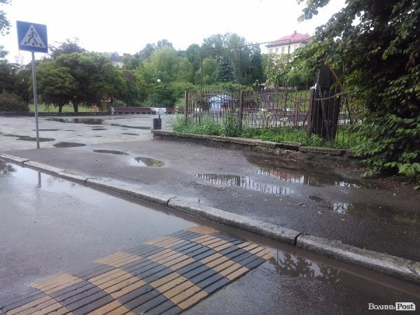 Сьогодні дощовий Луцьк. ФОТОРЕПОРТАЖ