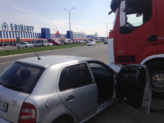 Під Луцьком фура зім'яла «передок» легковика. ФОТО