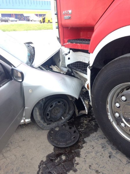 Під Луцьком фура зім'яла «передок» легковика. ФОТО