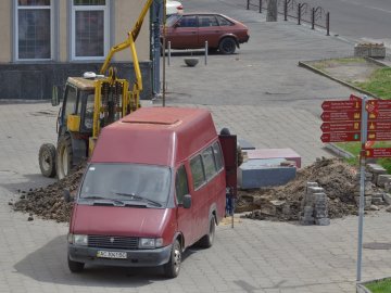 Провалля на вулиці Лесі Українки у Луцьку засипають. ФОТО