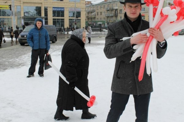 У центрі Луцька чоловіки вчилися «крутити» квіти для жінок. ФОТО