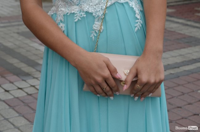 Елегантні сукні та маленькі клатчі: у що вбрались луцькі випускниці. ФОТО